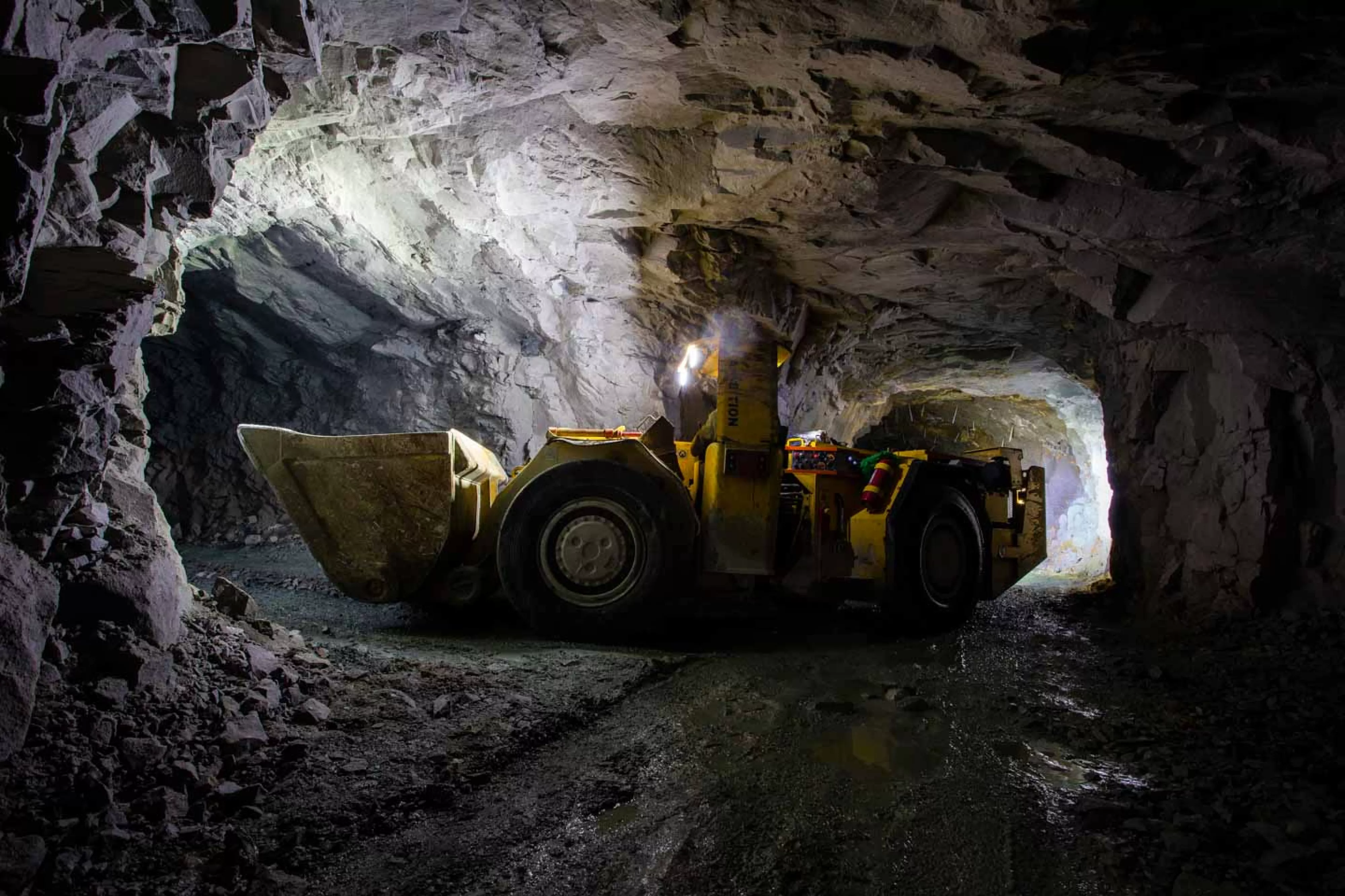 Underground mine shaft tunnel dump machine
