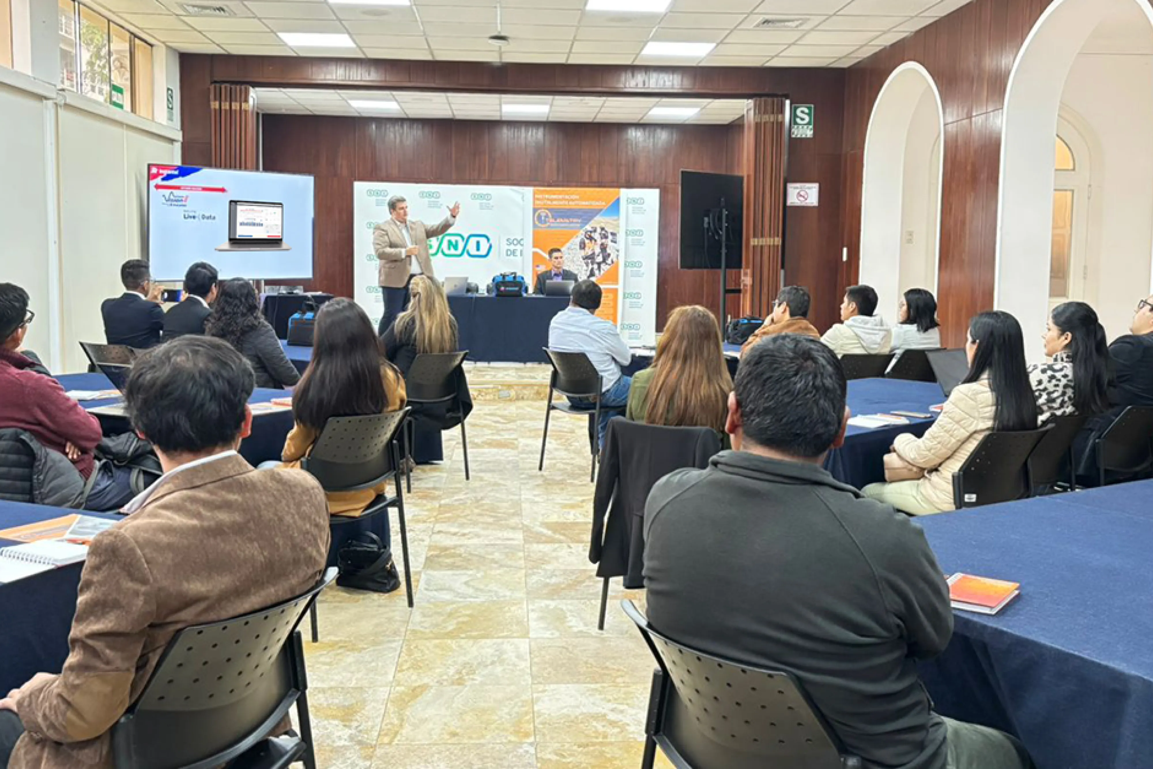 Presentation made on Instantel Products in Lima, Peru