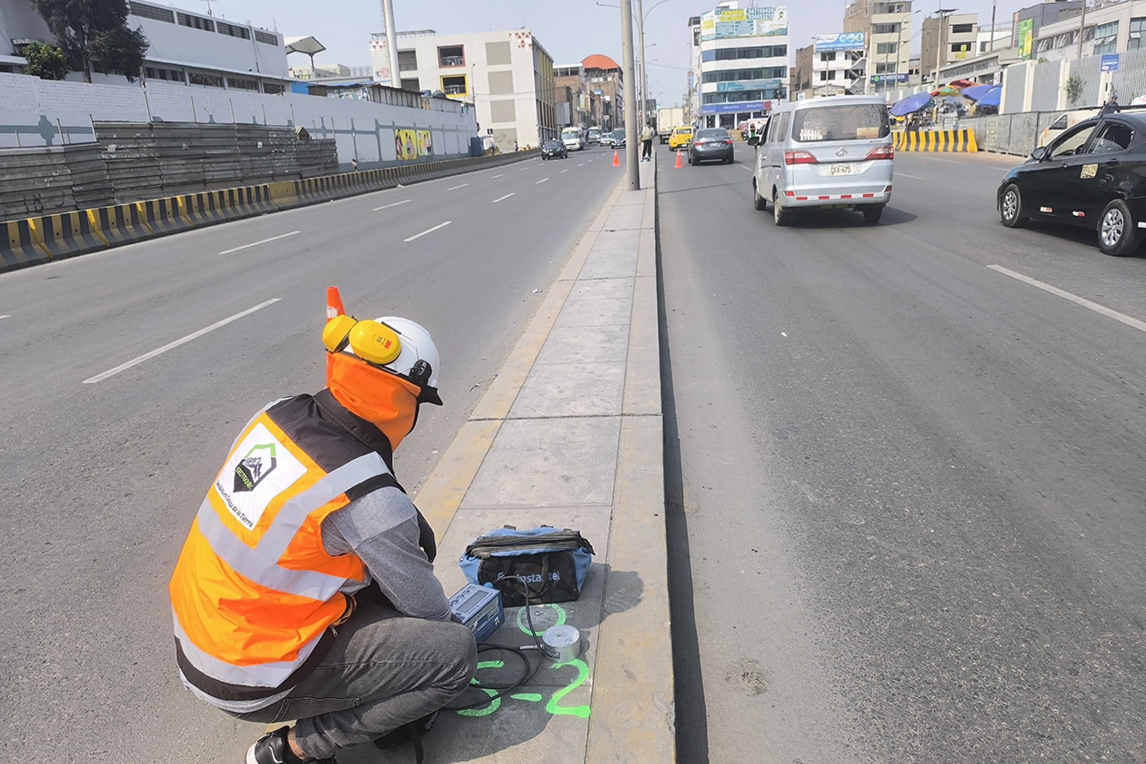 Micromate unit monitoring vibrations generated by traffic
