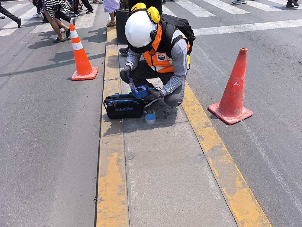 An image of a worker setting up a Micromate for a case study of vibrations generated by traffic.