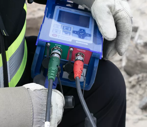 Install sensors on the Micromate Plus even while wearing gloves.