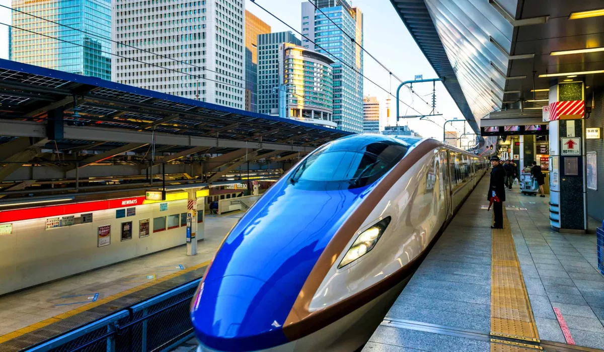 Bullet train pulls into Tokyo station